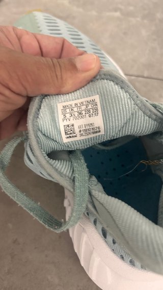 Nike y Adidas gris, verde azulado, blanco