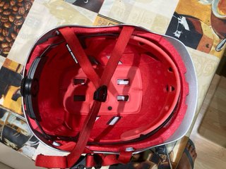 Casco deportivo plateado WIP