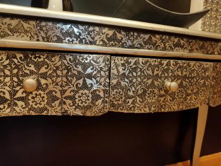 Mueble recibidor plateado y negro