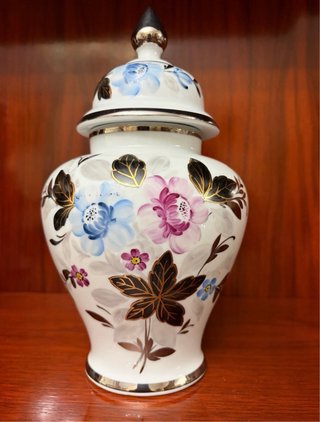 Jarrón de porcelana con flores