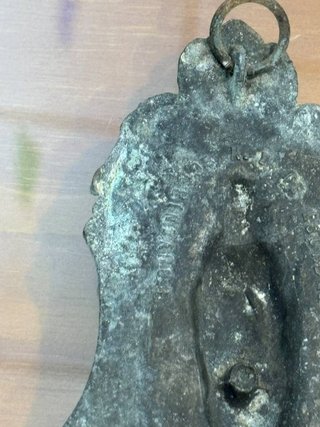 MEDALLA DE VIRGEN METÁLICA