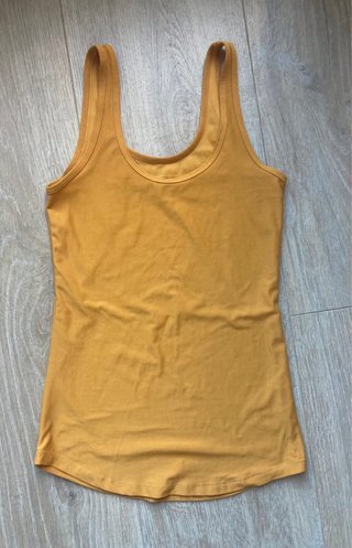 Camiseta básica mostaza nueva