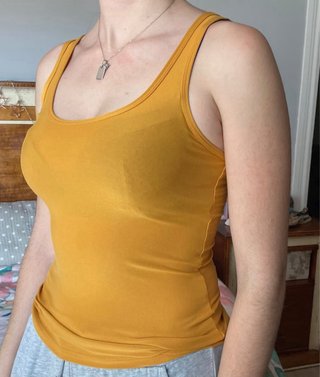 Camiseta básica mostaza nueva