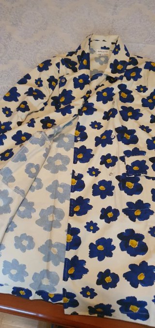 Gabardina floral azul y beige