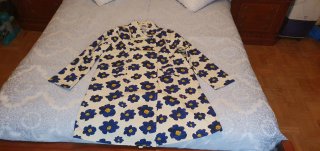 Gabardina floral azul y beige