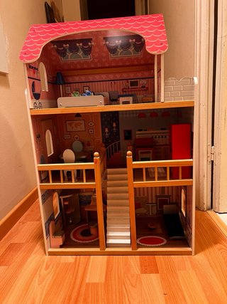 Casa de muñecas rosa con muebles