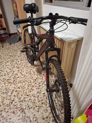 Bicicleta de montaña negra y roja