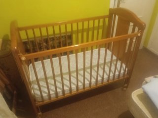 Cuna de bebé de madera