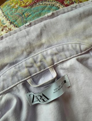 Chaqueta vaquera lila vintage de Zara.