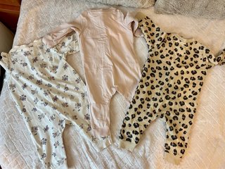 Lote 3 pijamas y 2 bodies bebé 3-6 meses