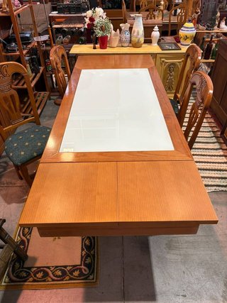 MESA EXTENSIBLE CON 4 SILLAS