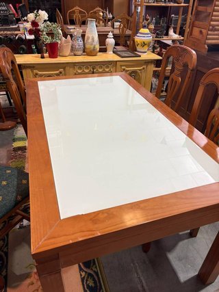 MESA EXTENSIBLE CON 4 SILLAS