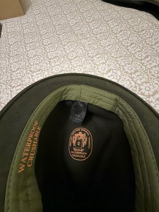 Sombrero verde impermeable