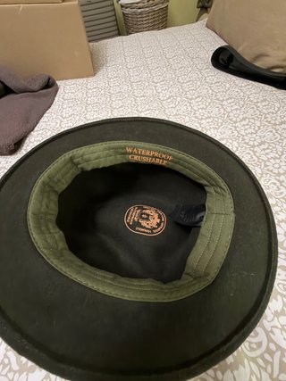 Sombrero verde impermeable