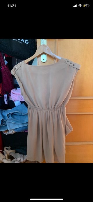 Vestido corto beige con tachuelas