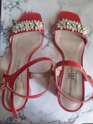 Sandalias charol rojo y pedrería - preciosas