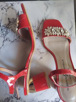 Sandalias charol rojo y pedrería - preciosas