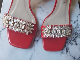 Sandalias charol rojo y pedrería - preciosas