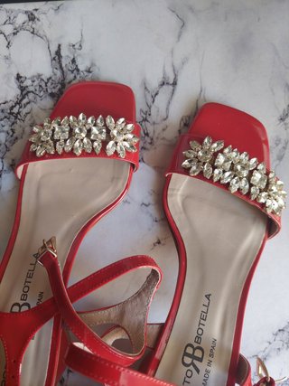 Sandalias charol rojo y pedrería - preciosas