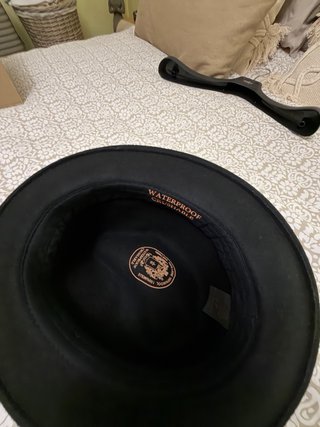 Sombrero negro impermeable
