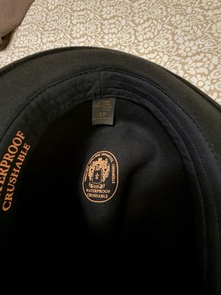 Sombrero negro impermeable