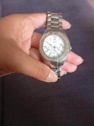 Reloj Guess Plateado con Detalles Brillantes