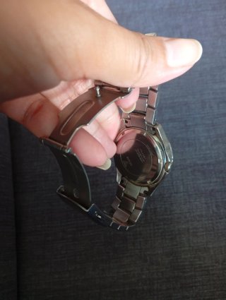 Reloj Guess Plateado con Detalles Brillantes
