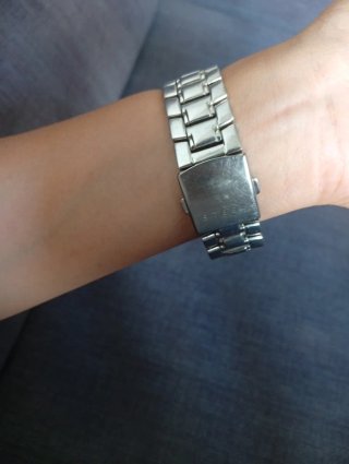 Reloj Guess Plateado con Detalles Brillantes