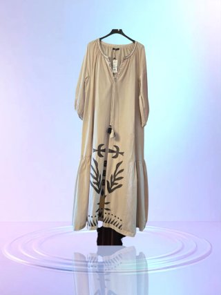 Vestido bege com bordado