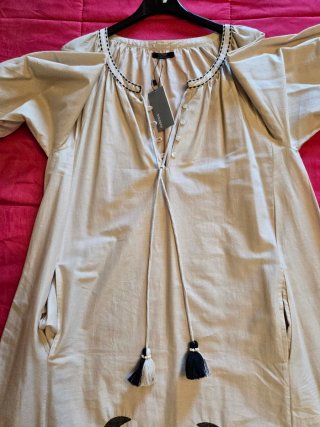Vestido bege com bordado