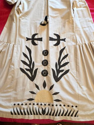 Vestido bege com bordado