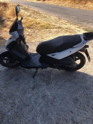 Moto 125cc Negra y Blanca