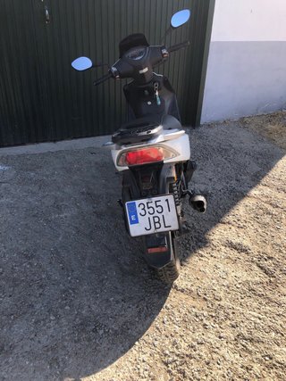 Moto 125cc Negra y Blanca