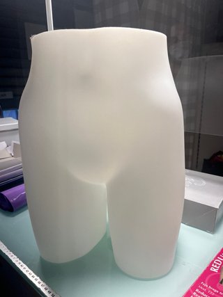Maniquís blancos de diferentes modelos para ropa