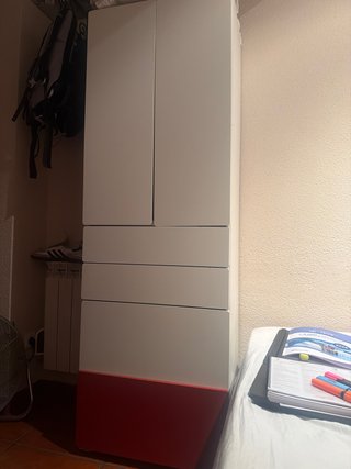 Armario Smastad Ikea Blanco y Rojo.