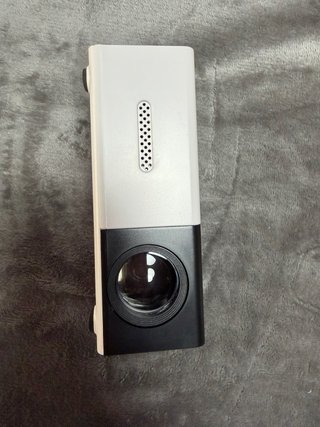 Mini Proyector LED Portátil Blanco y Negro