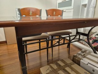Mesa de madera con 6 sillas