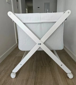 Minicuna blanca con ruedas