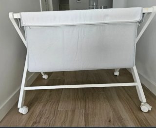 Minicuna blanca con ruedas