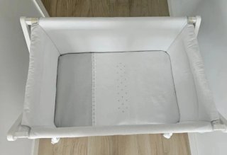 Minicuna blanca con ruedas