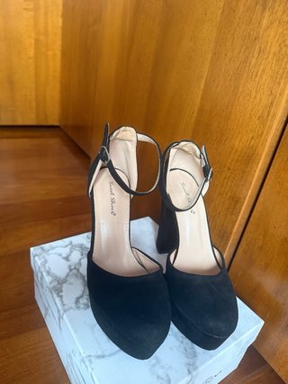 Tacchi neri con plateau e cinturino