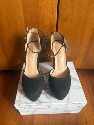 Tacchi neri con plateau e cinturino