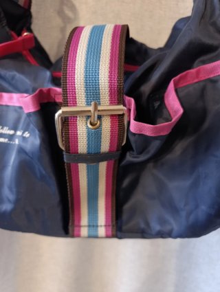 Borsa sportiva Segue blu navy con dettagli rosa