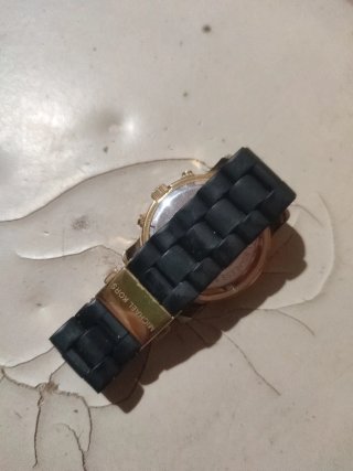 Reloj Negro y Dorado