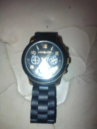 Reloj Negro y Dorado