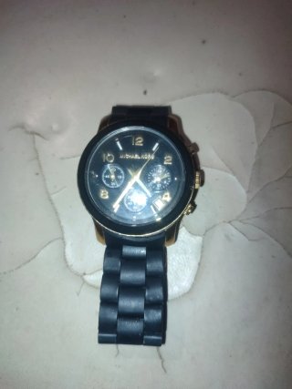 Reloj Negro y Dorado