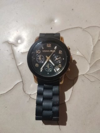 Reloj Negro y Dorado