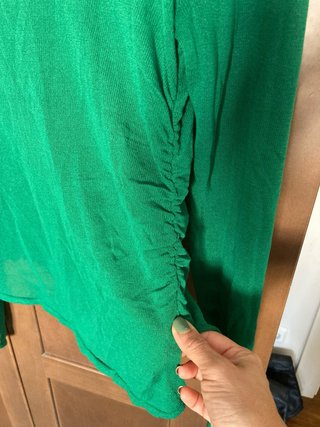 Blusa verde escote asimétrico