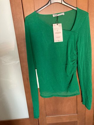 Blusa verde escote asimétrico