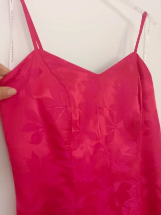 Vestido largo fucsia con estampado floral